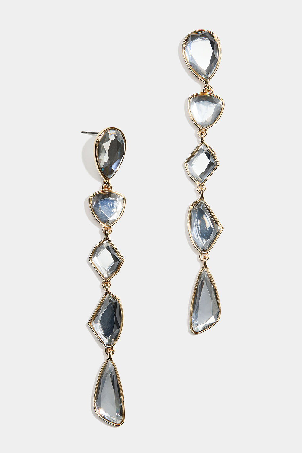 Långa örhängen med olikformade stenar