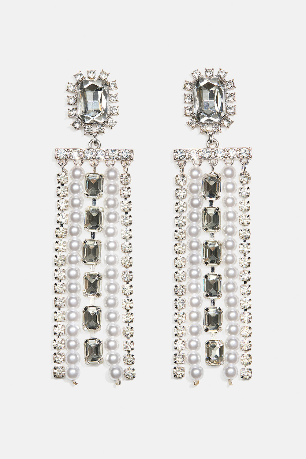 Örhängen med rektangulär glassten och hängande strass- och pärllänkar