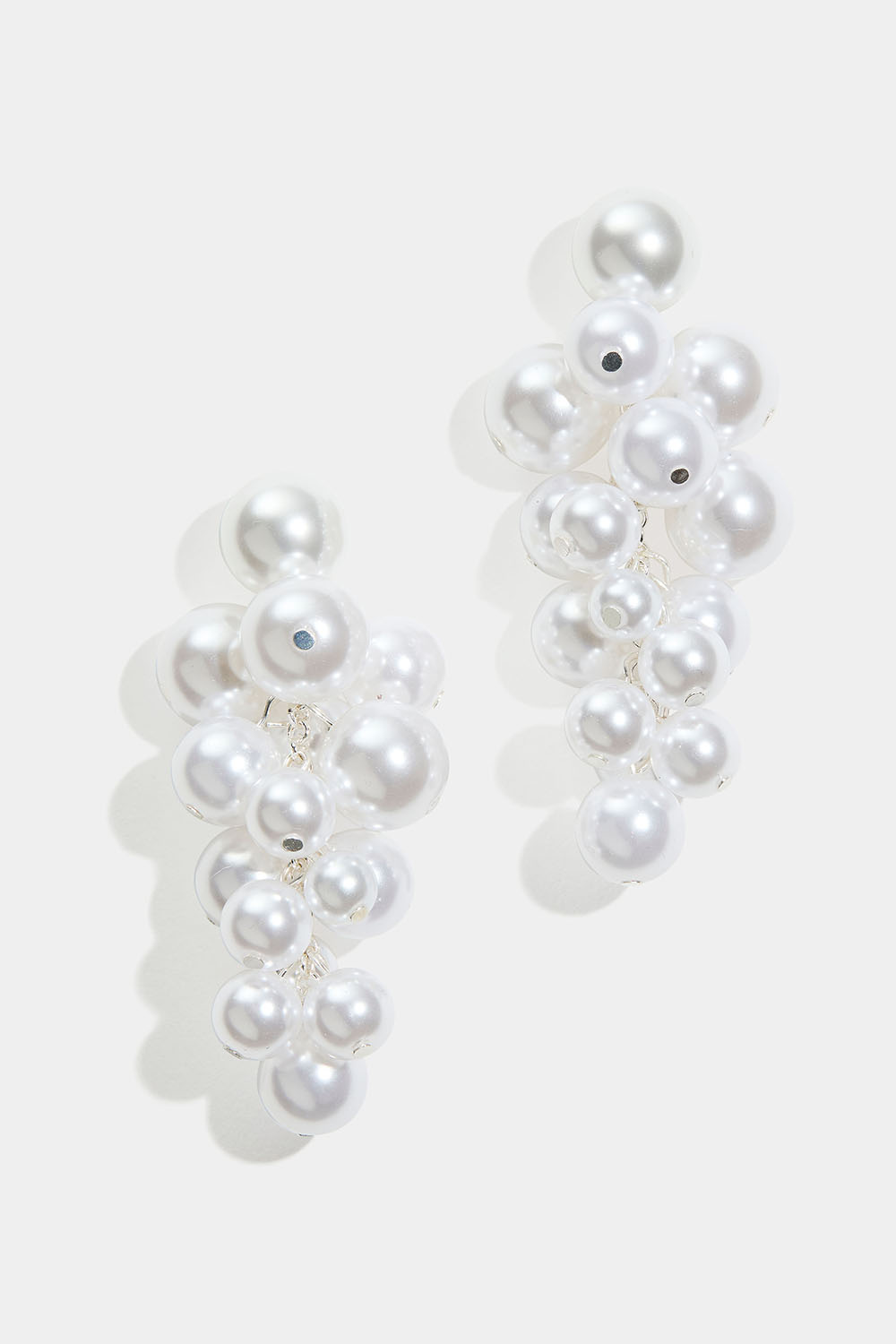 Stora örhängen med vita pärlor