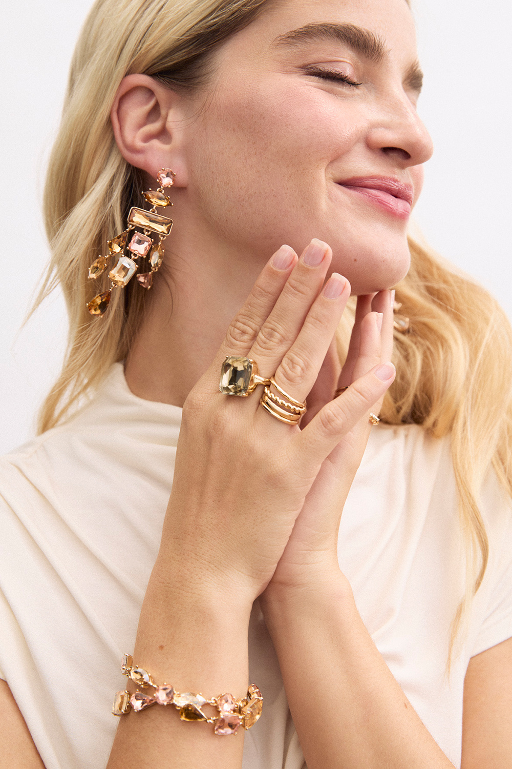 Stora örhängen med rosa och beigea glasstenar i olika form