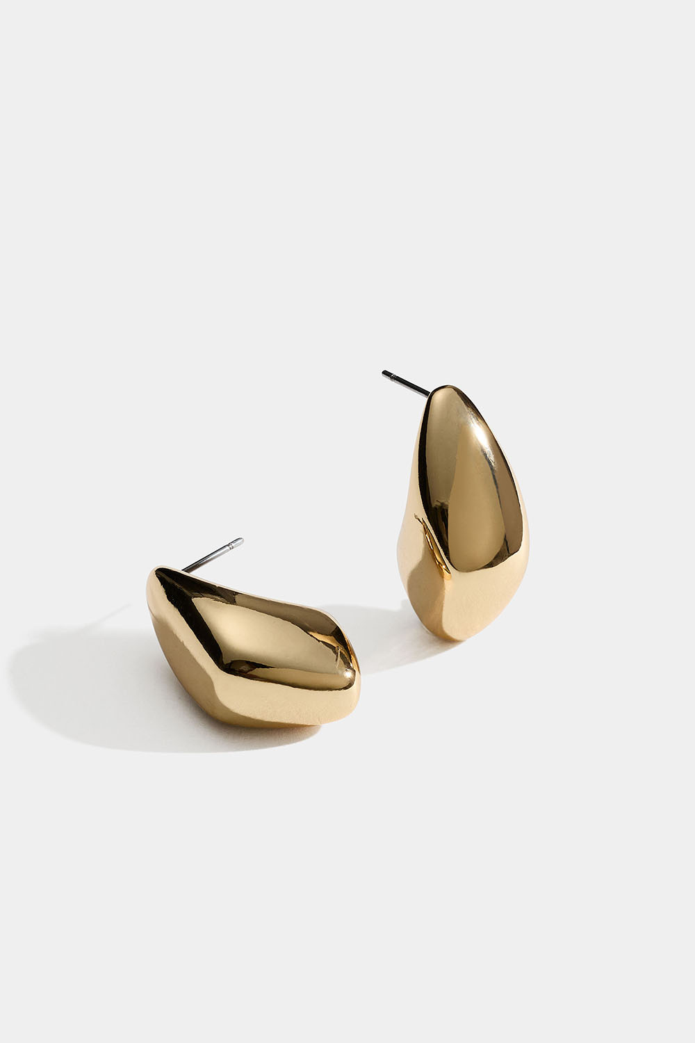 Guldfärgade örhängen i kantig droppform