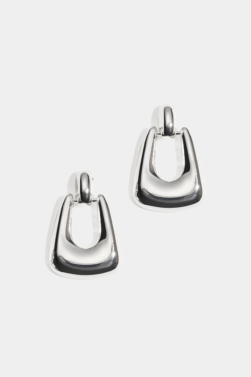 Örhängen i blank metall