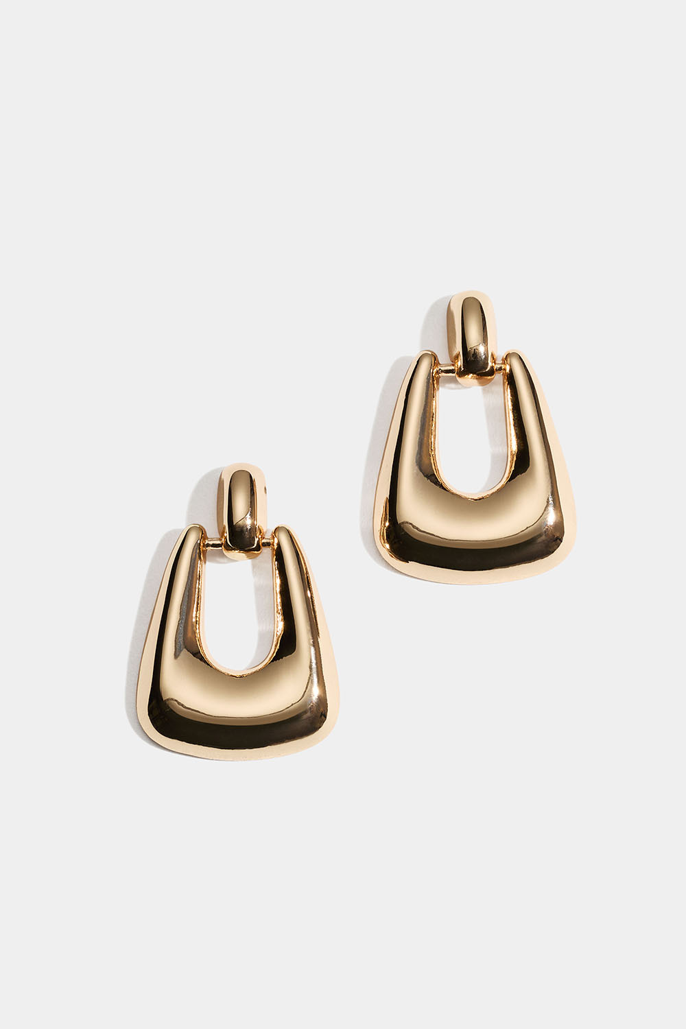 Guldfärgade örhängen i blank metall