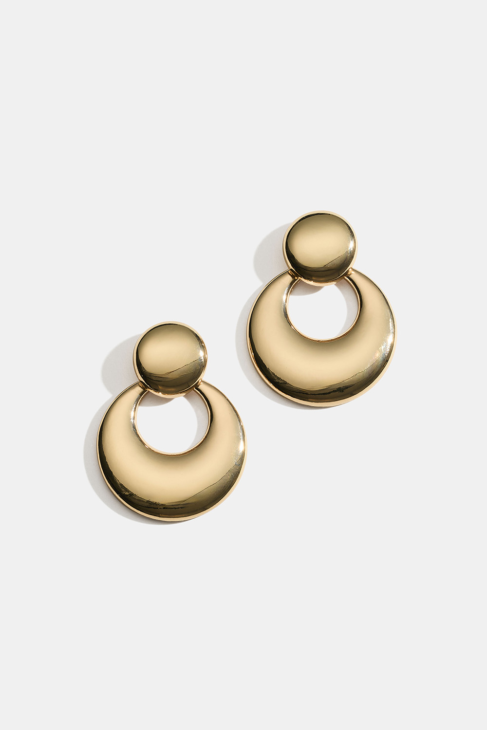 Guldfärgade örhängen med runda former