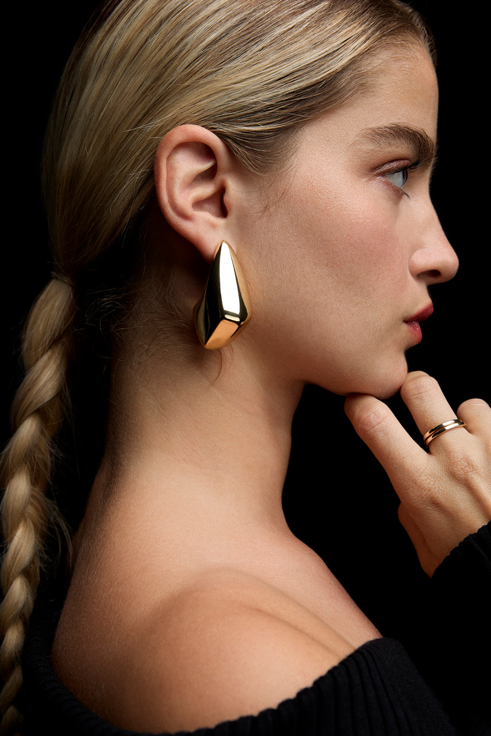 Stora guldfärgade örhängen i kantig droppform