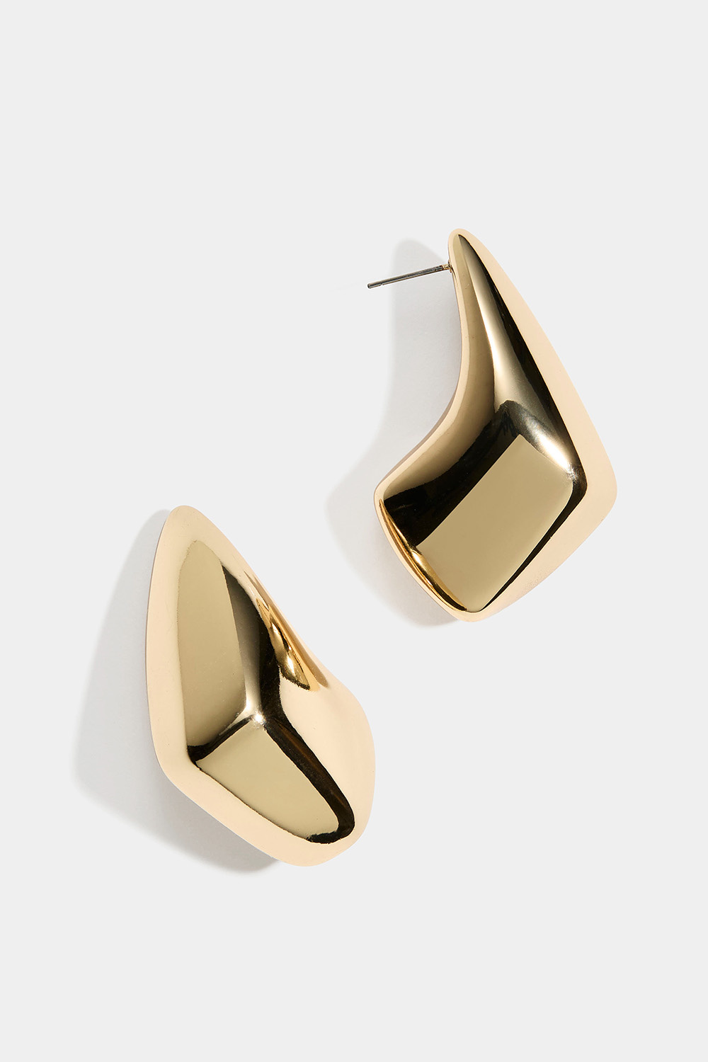 Stora guldfärgade örhängen i kantig droppform