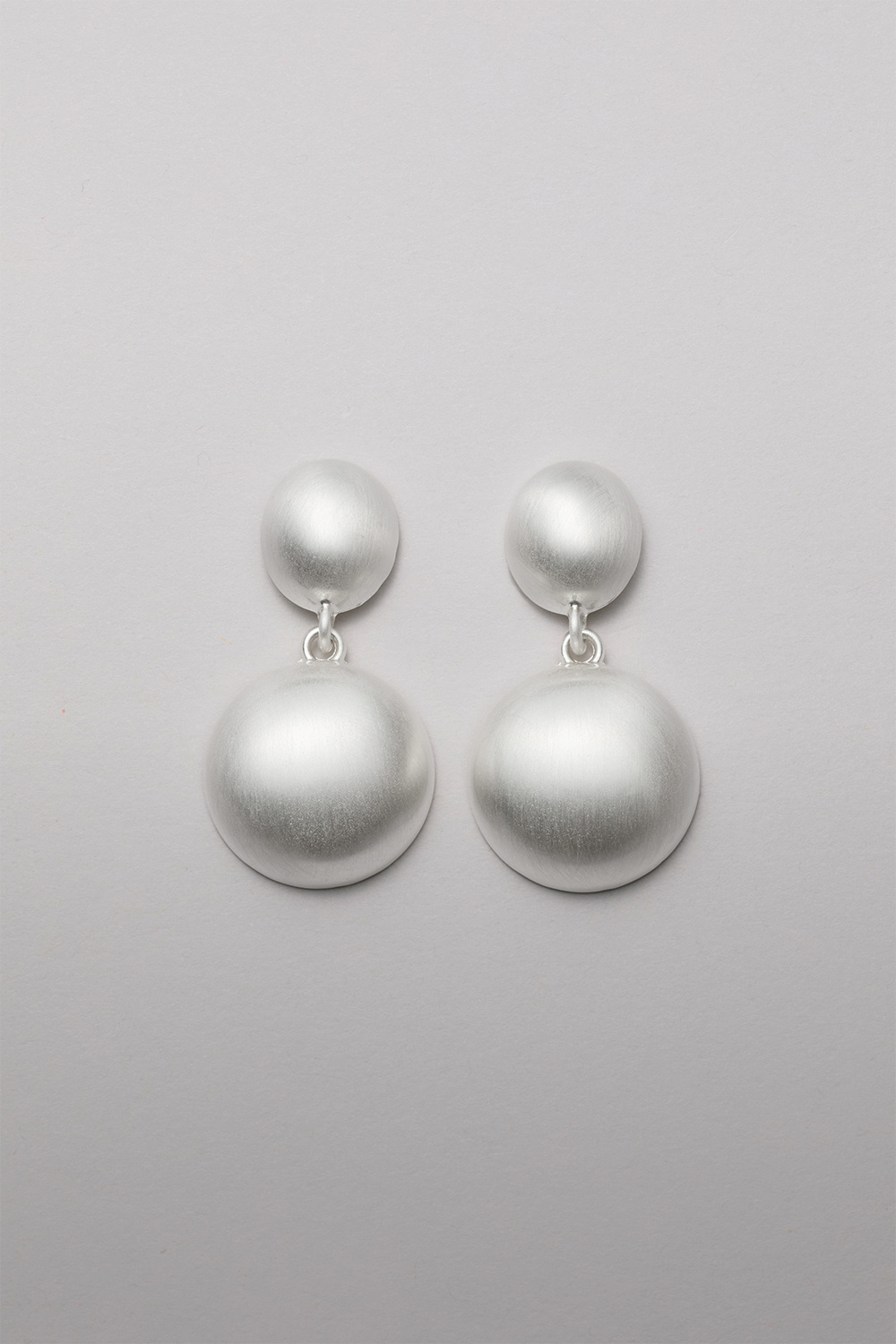 Örhängen med cirklar och borstad yta