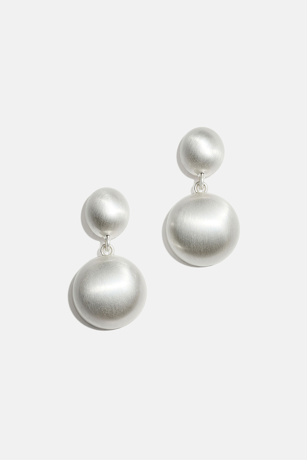 Örhängen med cirklar och borstad yta