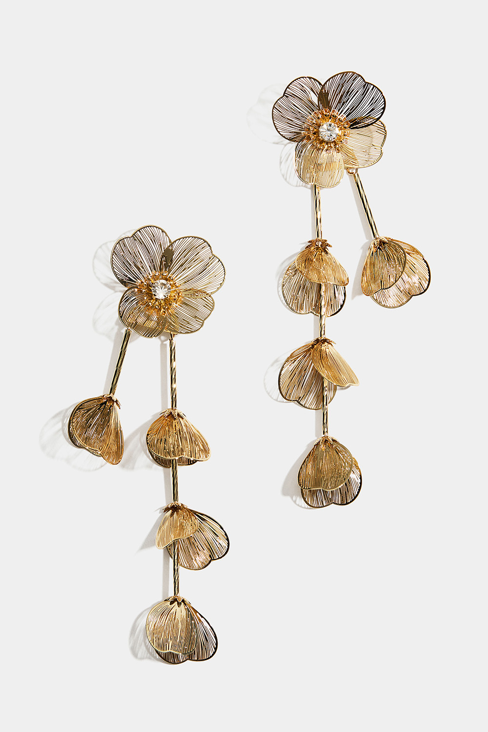 Stora guldfärgade örhängen med blommor och hängande blomblad