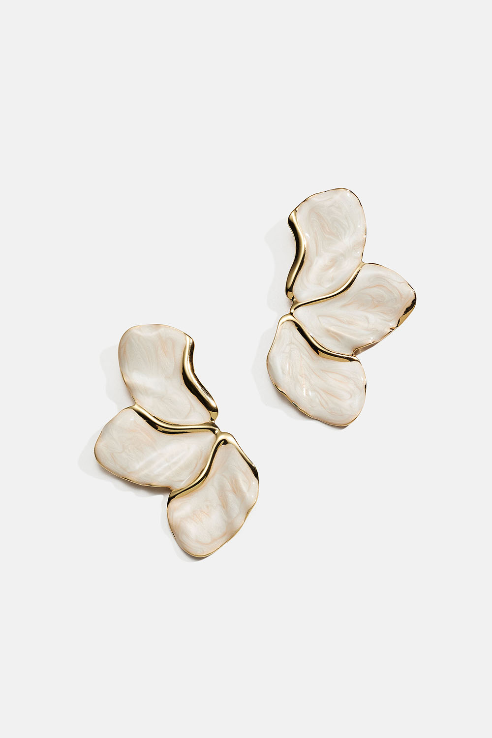 Vita blombladsformade örhängen