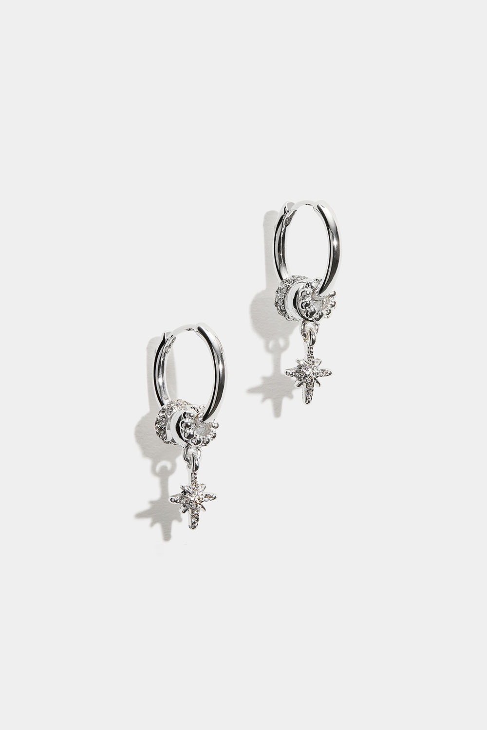 Hoops med runda hängen och stjärnor