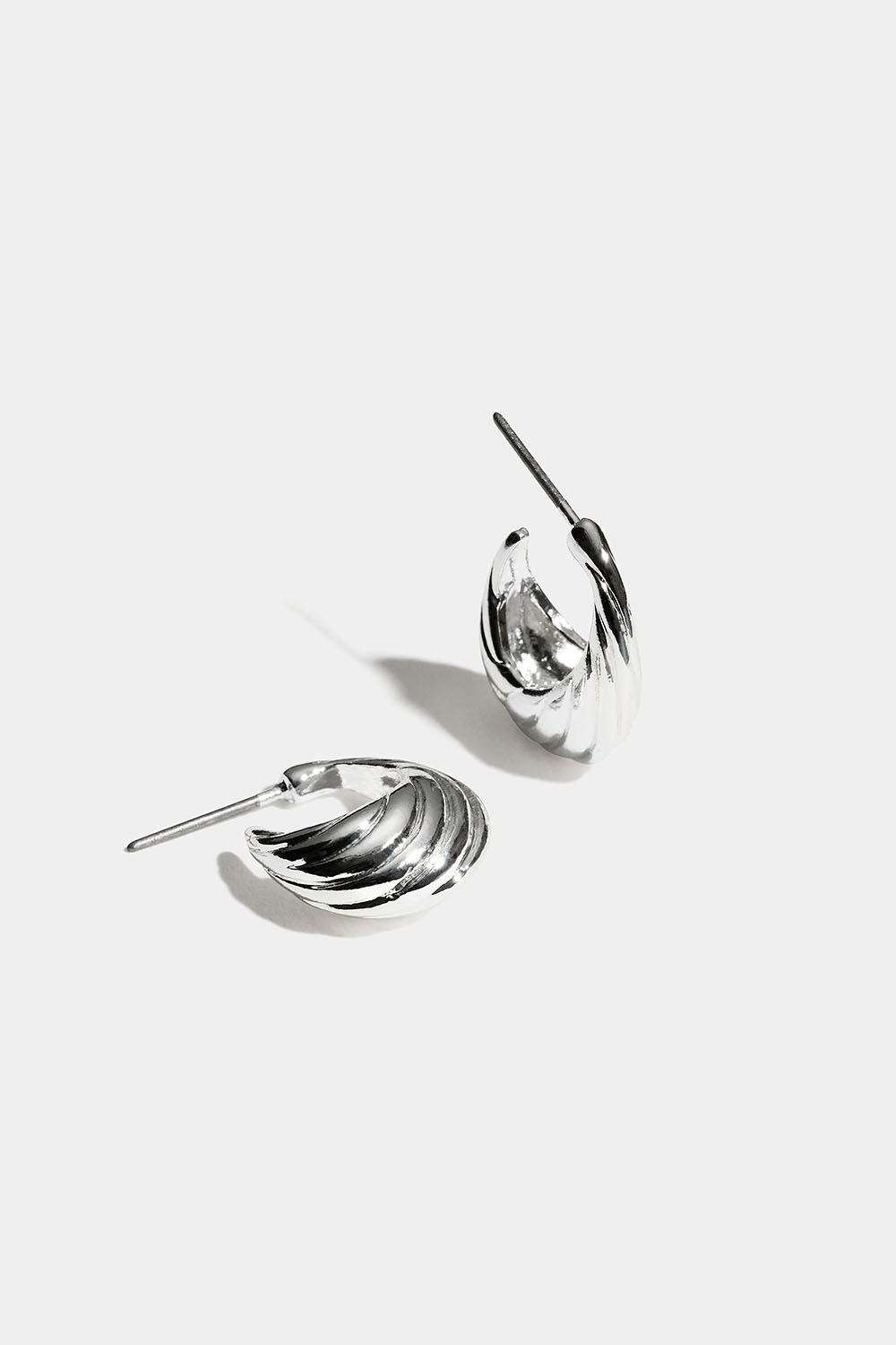 Räfflade hoops med tvinnad design