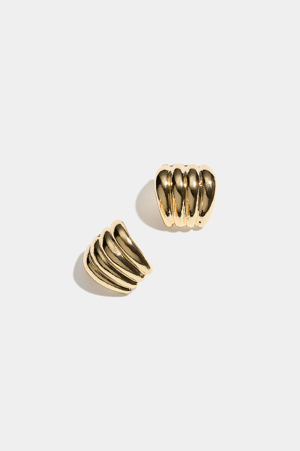 Räfflade guldfärgade örhängen med chunky design