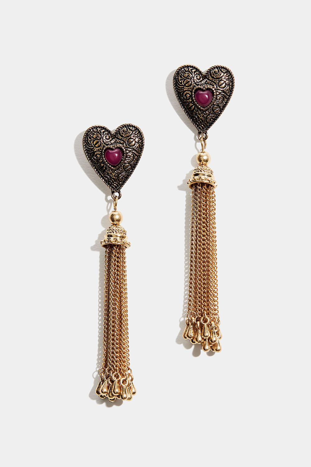 Örhängen med hjärtan och hängen med kedjor