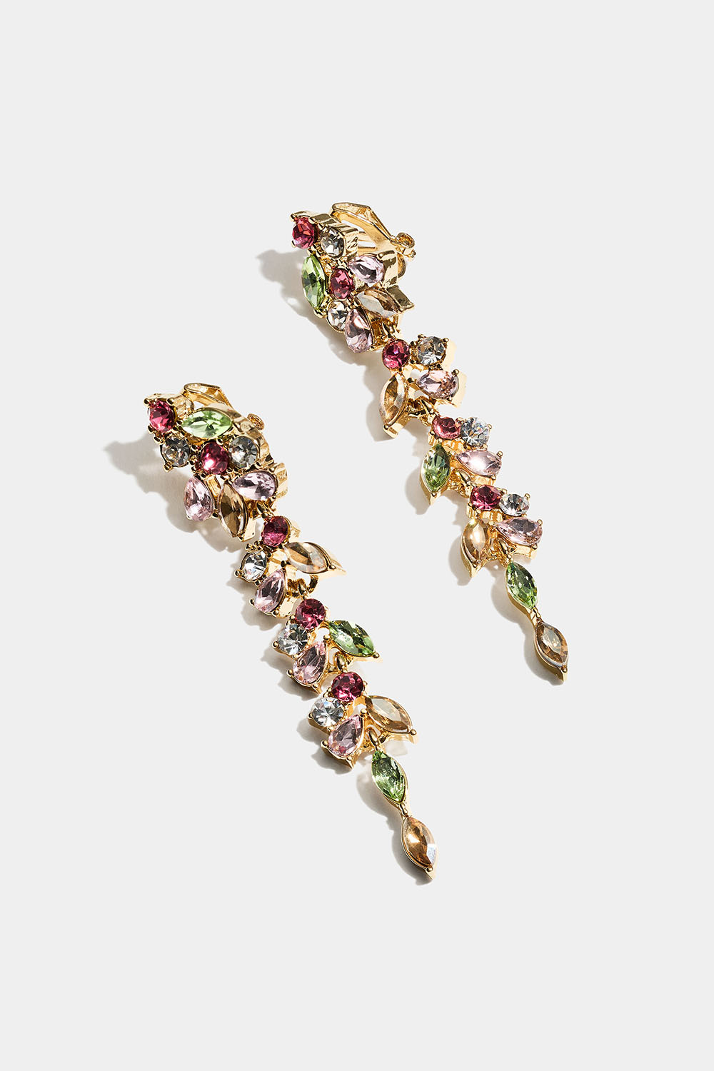 Långa guldfärgade clipsörhängen med klara glasstenar