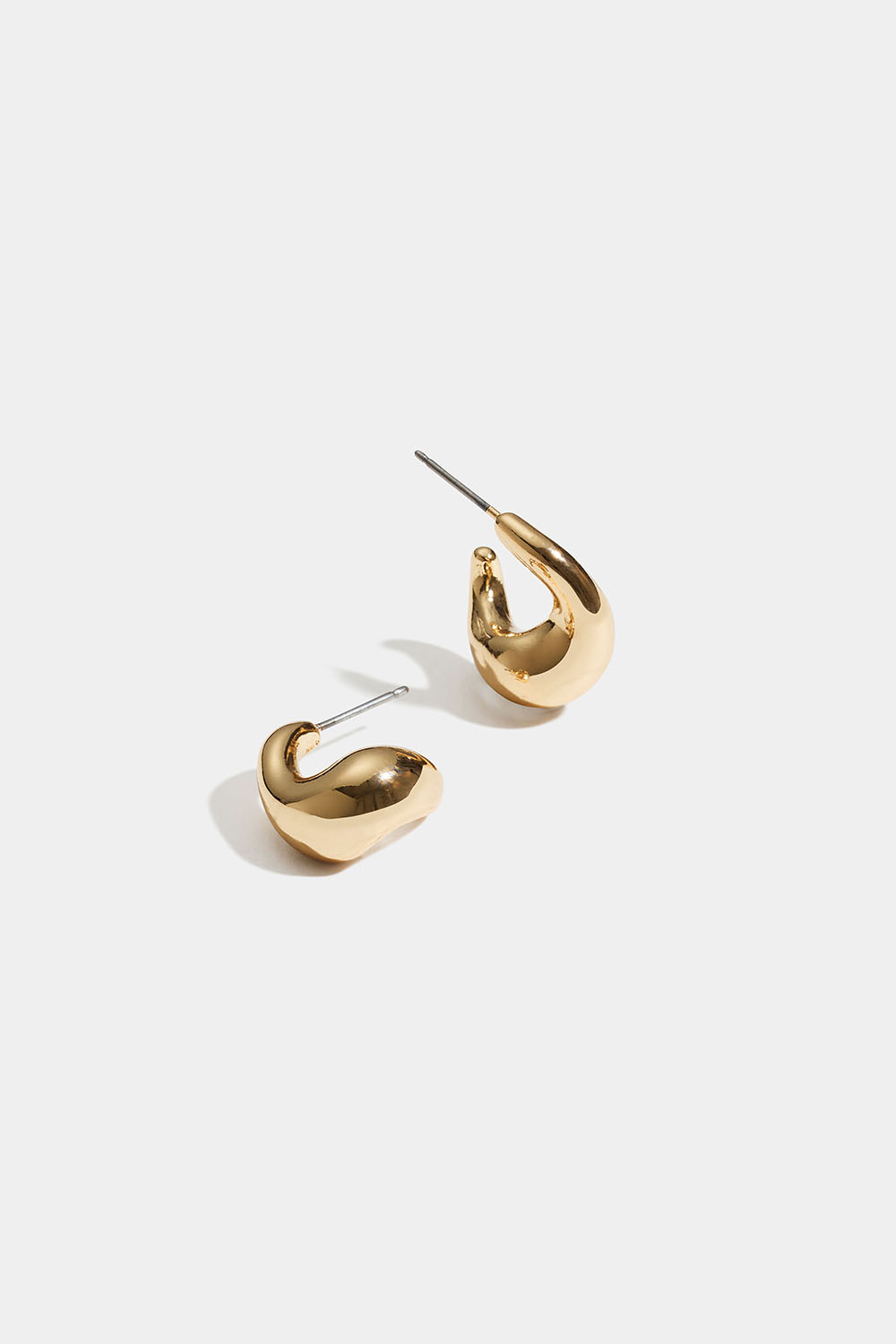 Små chunky guldfärgade hoops i böjd design