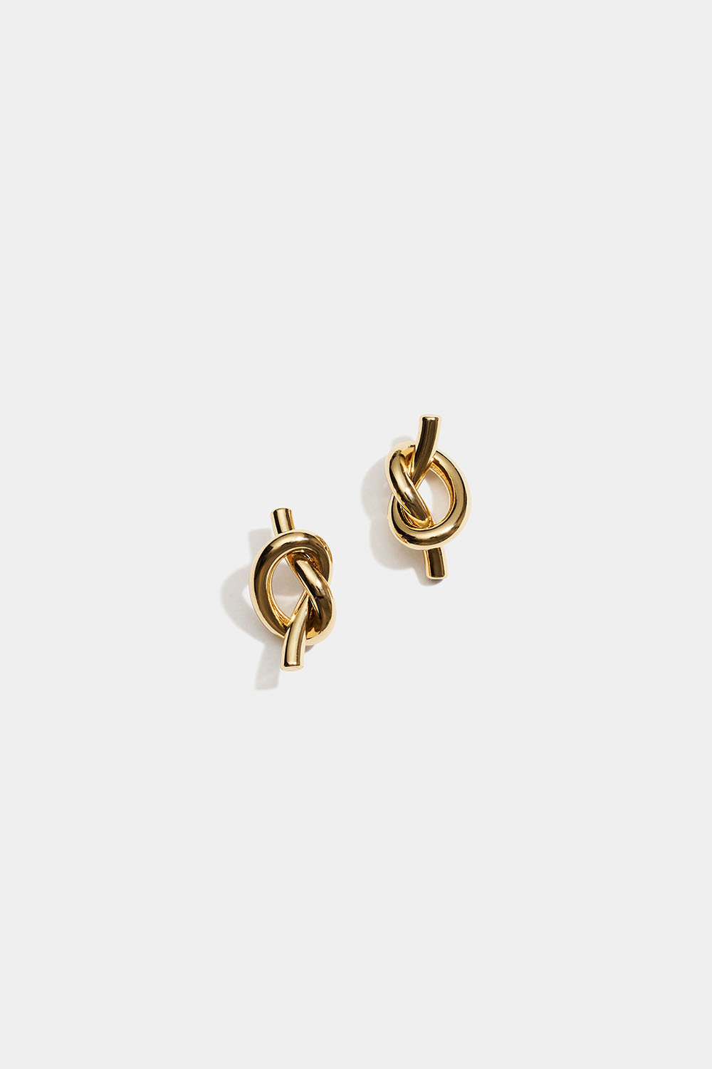 Små guldfärgade studs med knut
