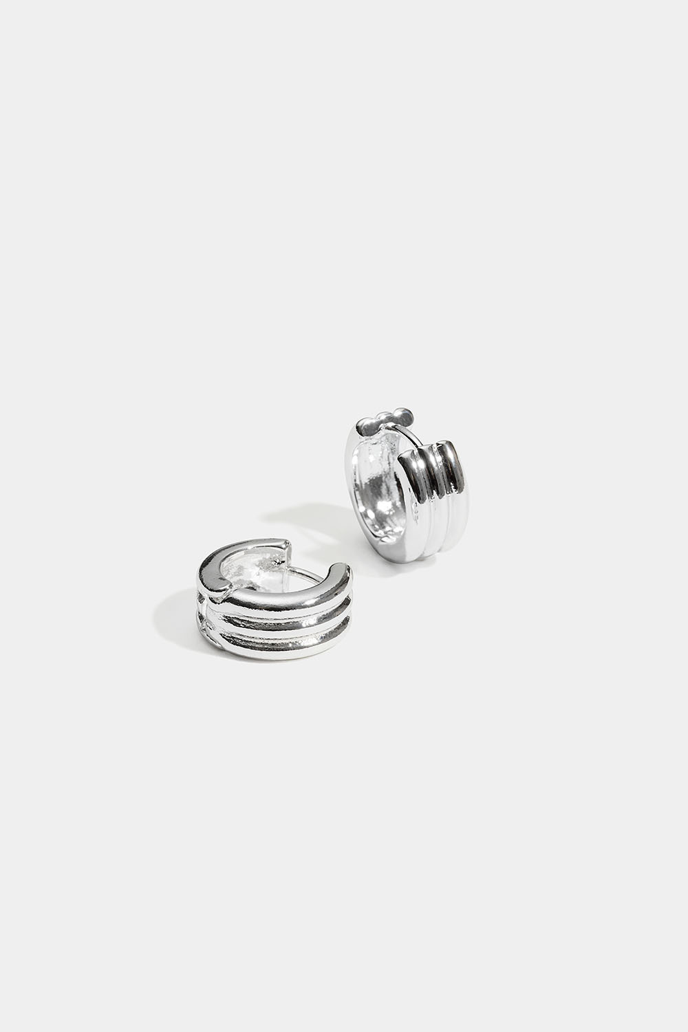 Små räfflade hoops med bred design