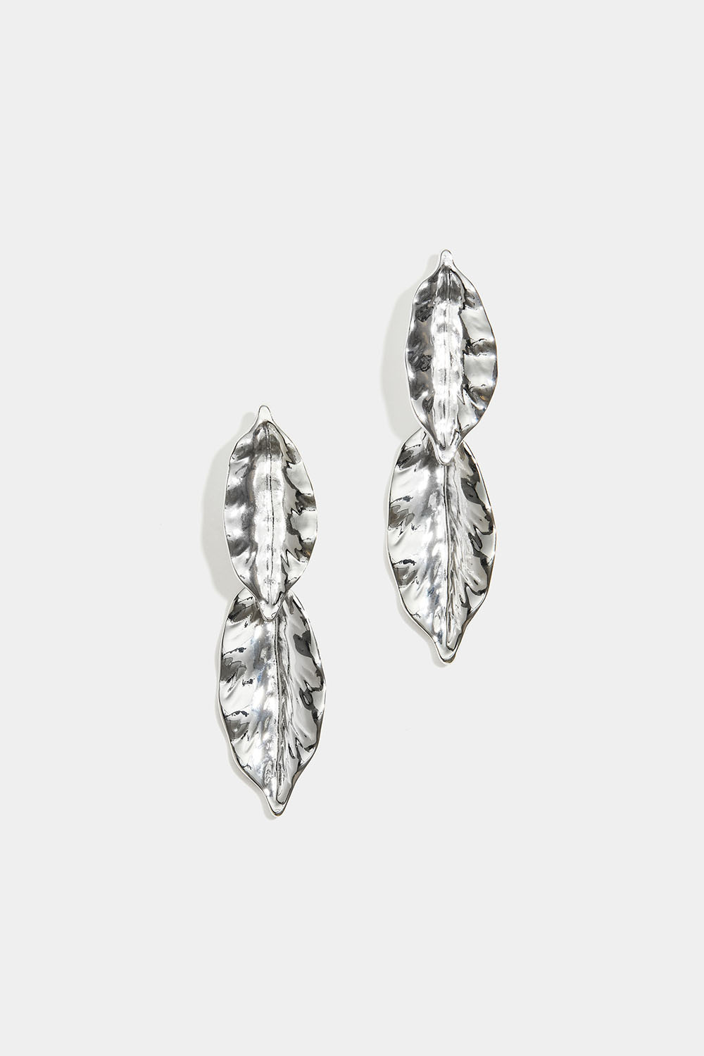 Silverfärgade lövformade örhängen