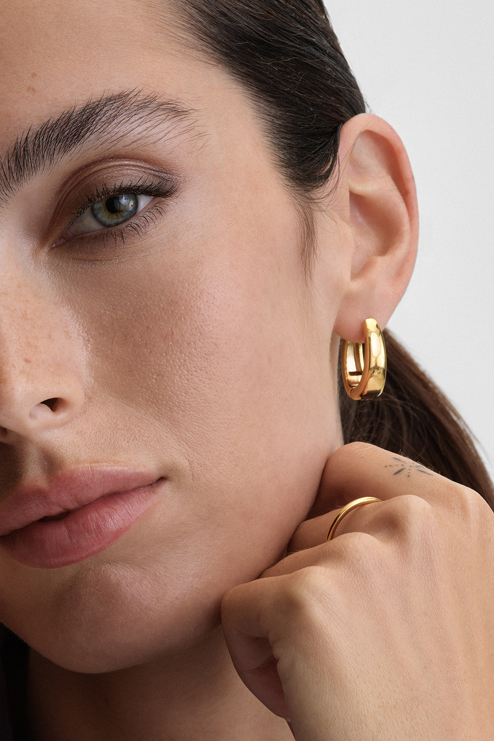 Ovala hoops i stål med 18k guld