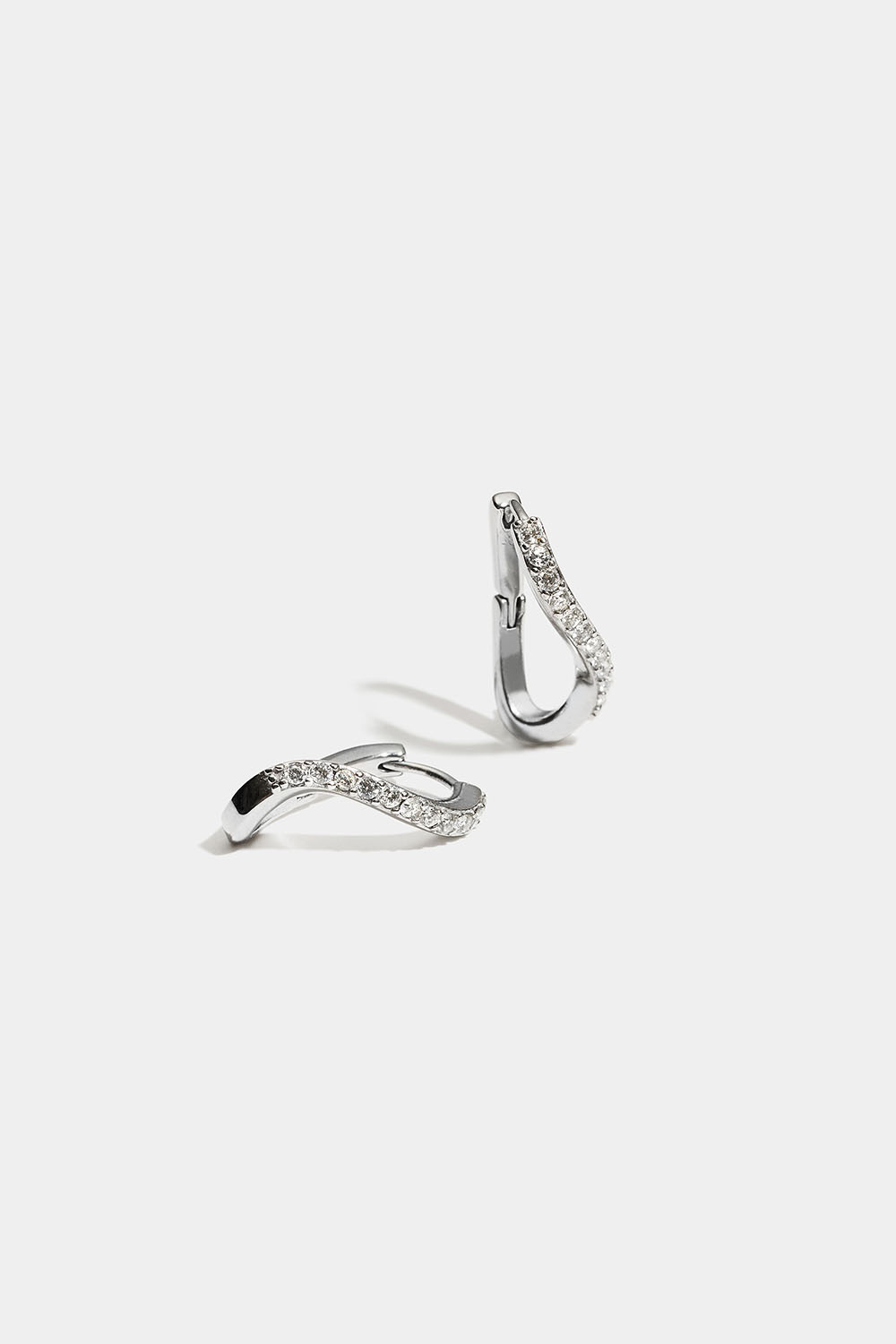 Vågiga hoops i stål med Cubic Zirconia
