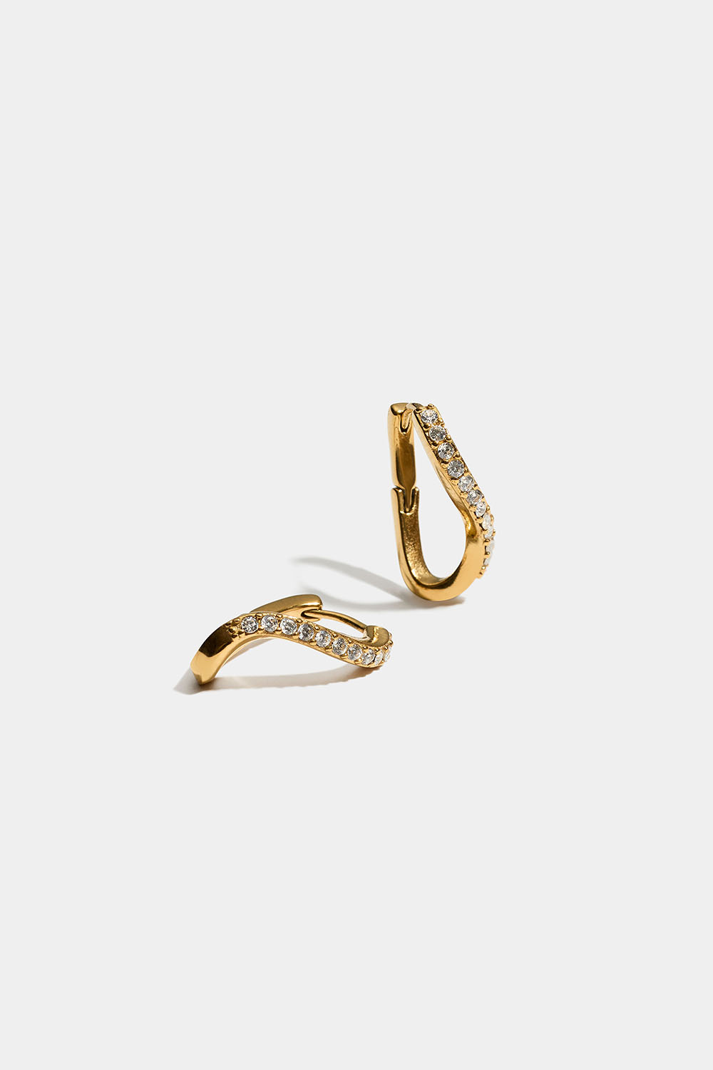 Vågiga hoops i 18k guldpläterat stål med Cubic Zirconia