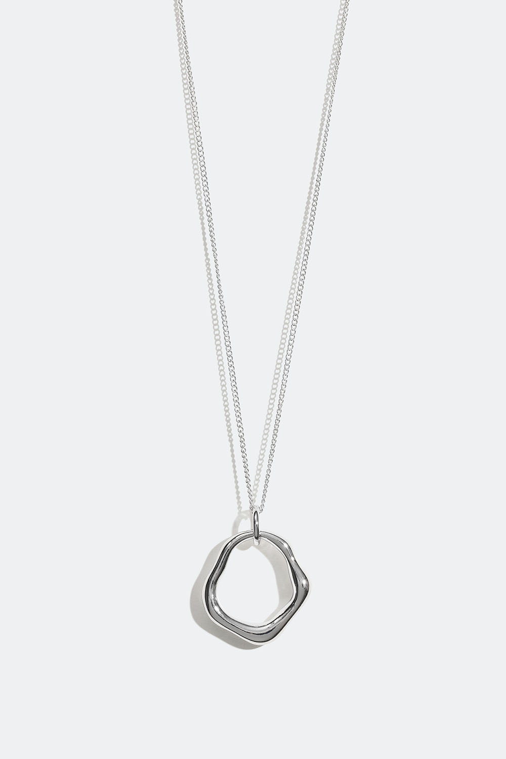 Halsband med runt hänge i organisk form