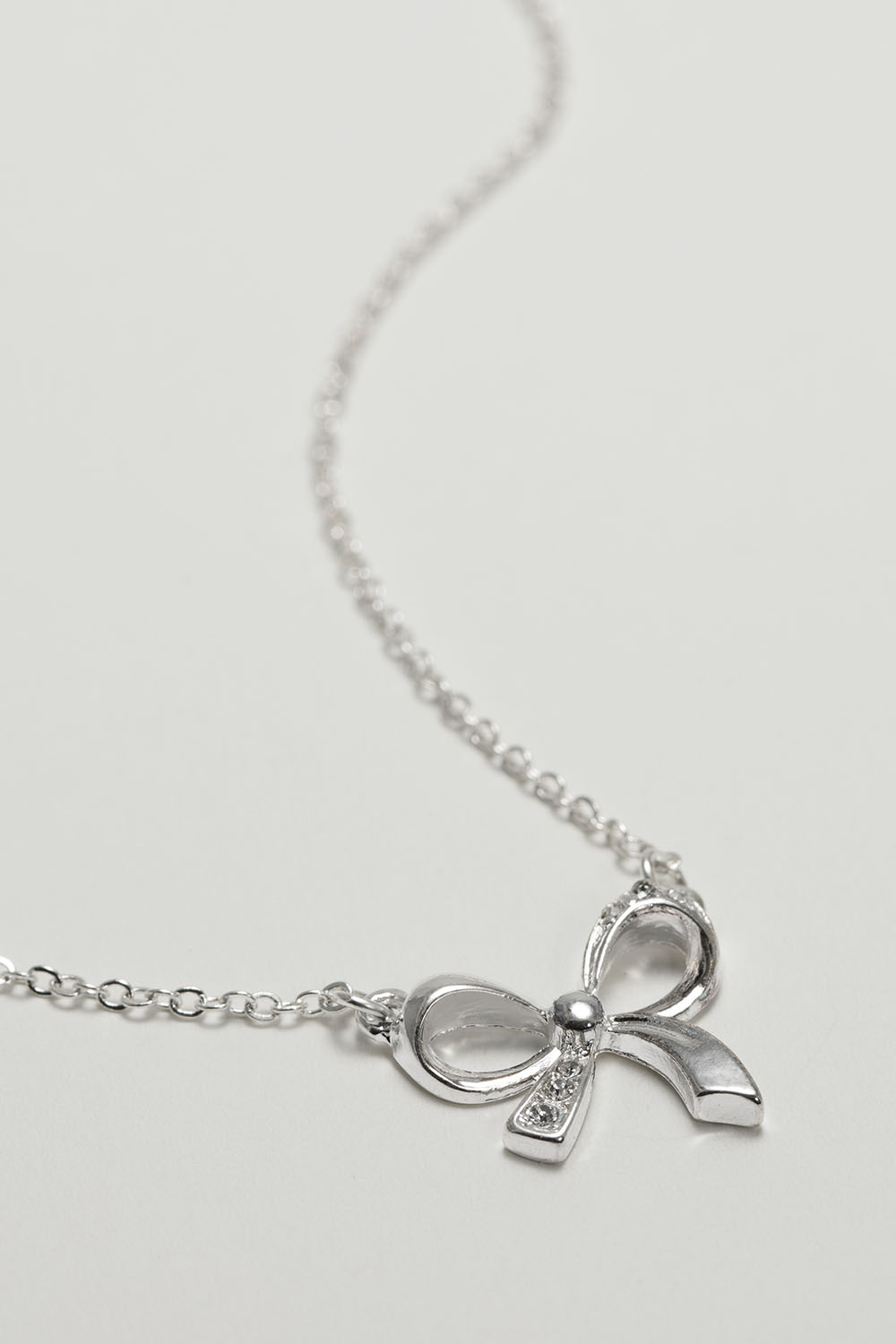 Halsband med rosett och glasstenar