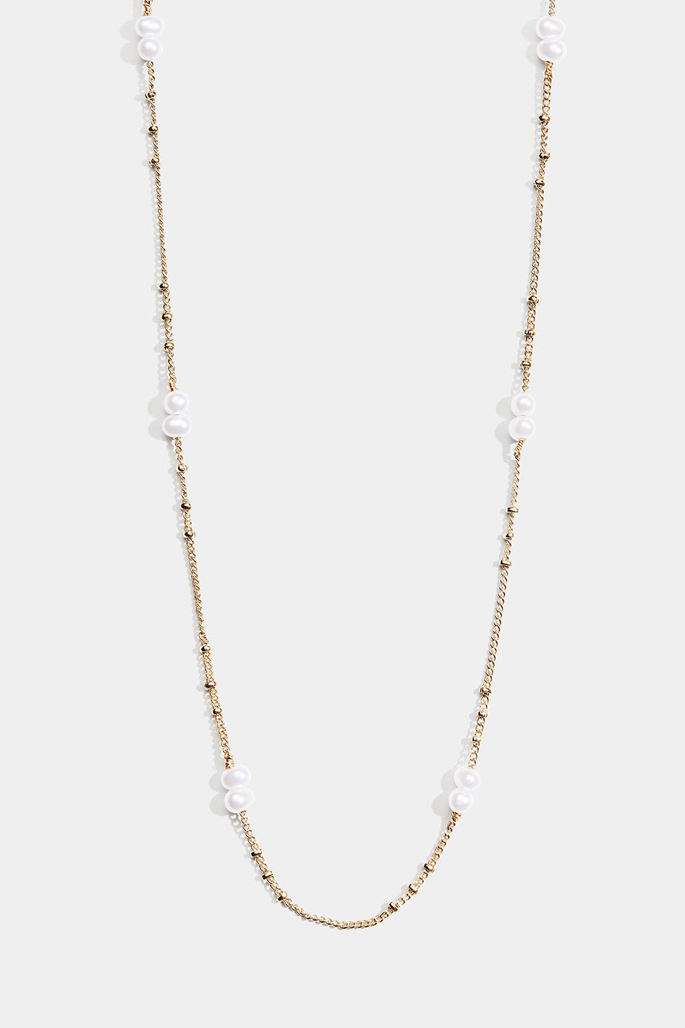 Tunt guldfärgat halsband med ovala vita pärlor