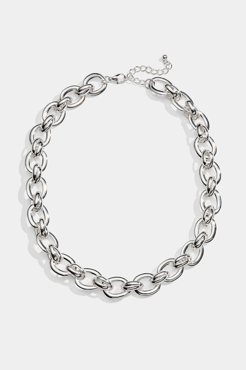 Silverfärgat kedjehalsband med ovala platta länkar