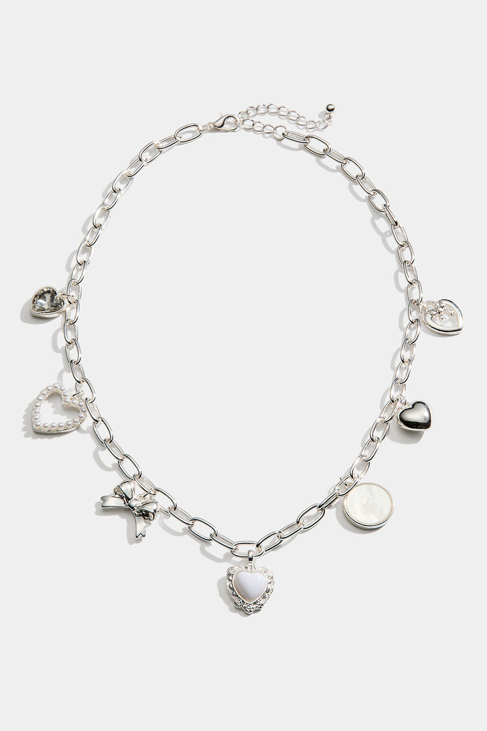 Silverfärgad halskedja med berlocker