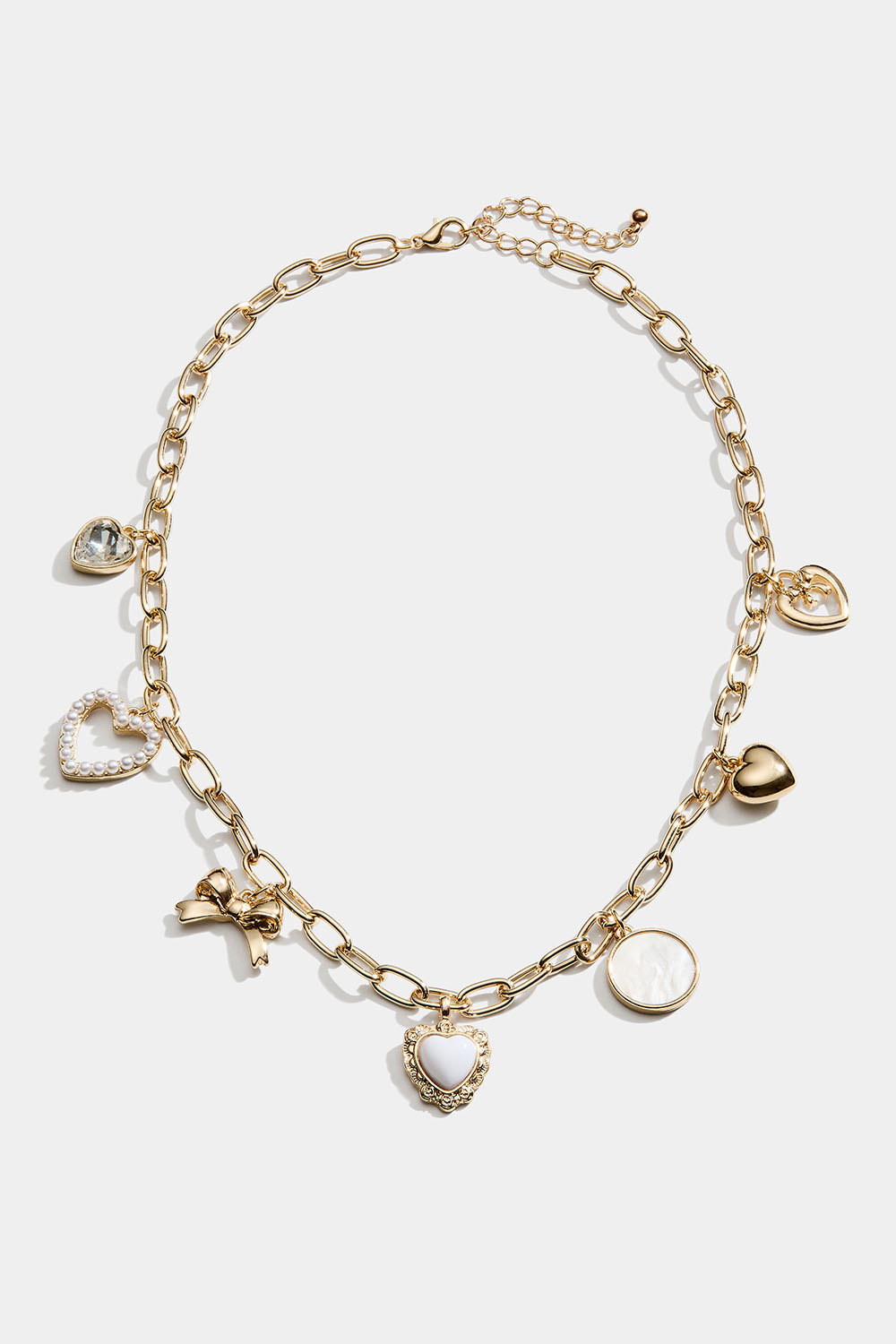 Guldfärgad halskedja med berlocker