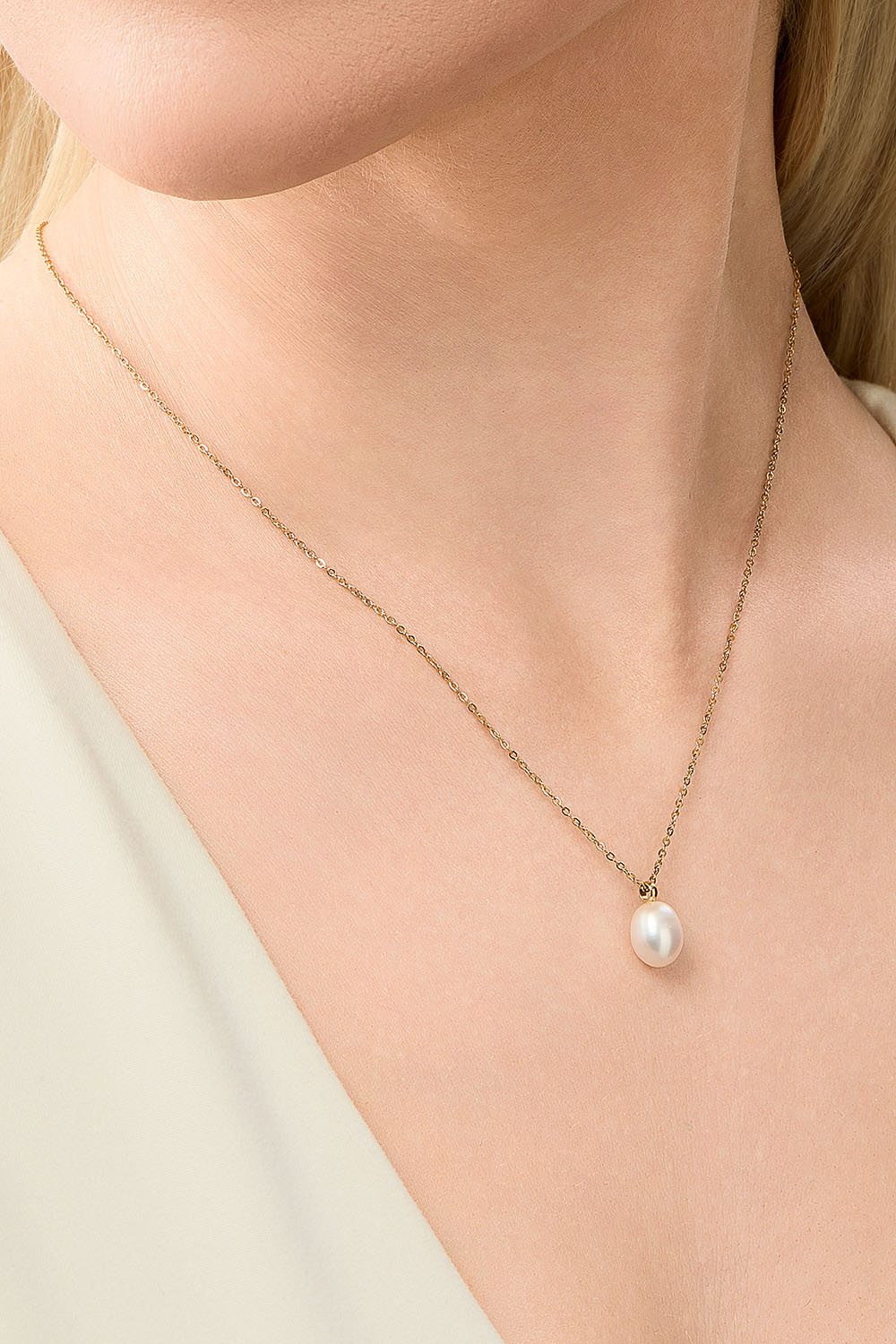 Tunt kedjehalsband I stål med 18k guld och sötvattenspärla