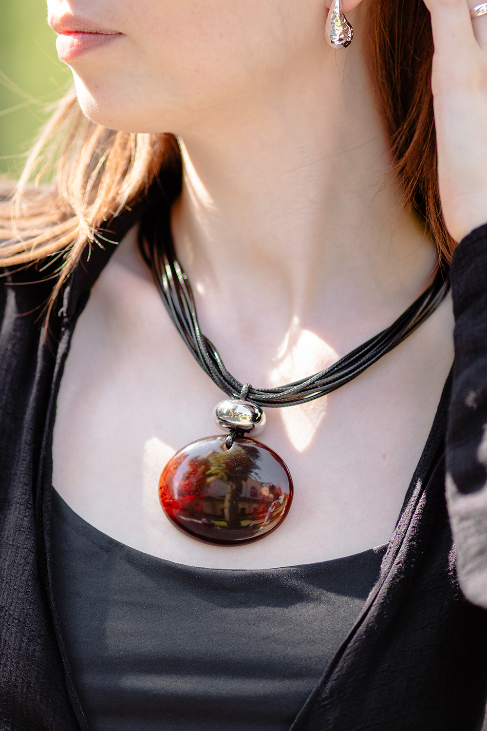 Rephalsband med brunt resinhänge