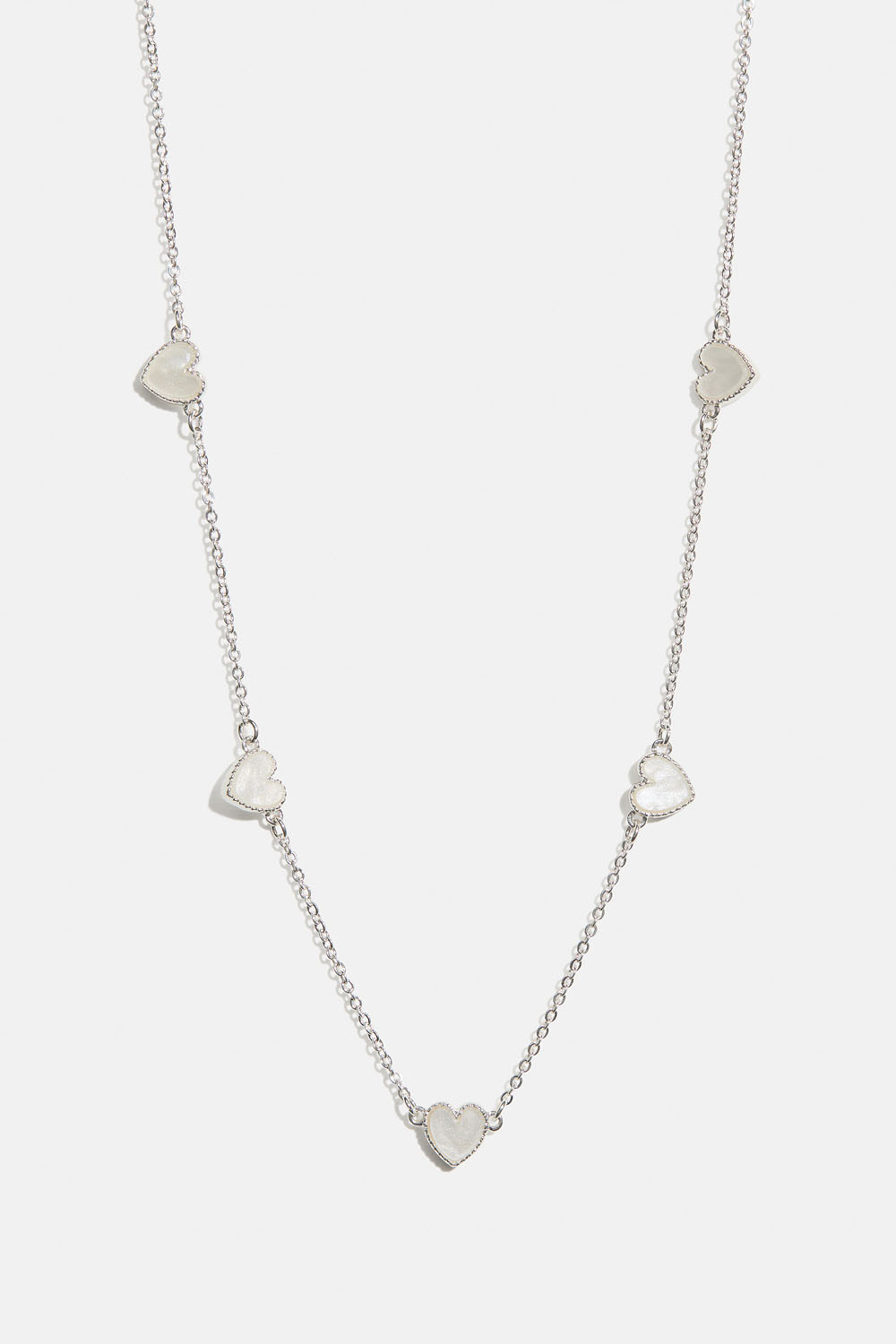 Halsband med vita hjärtan