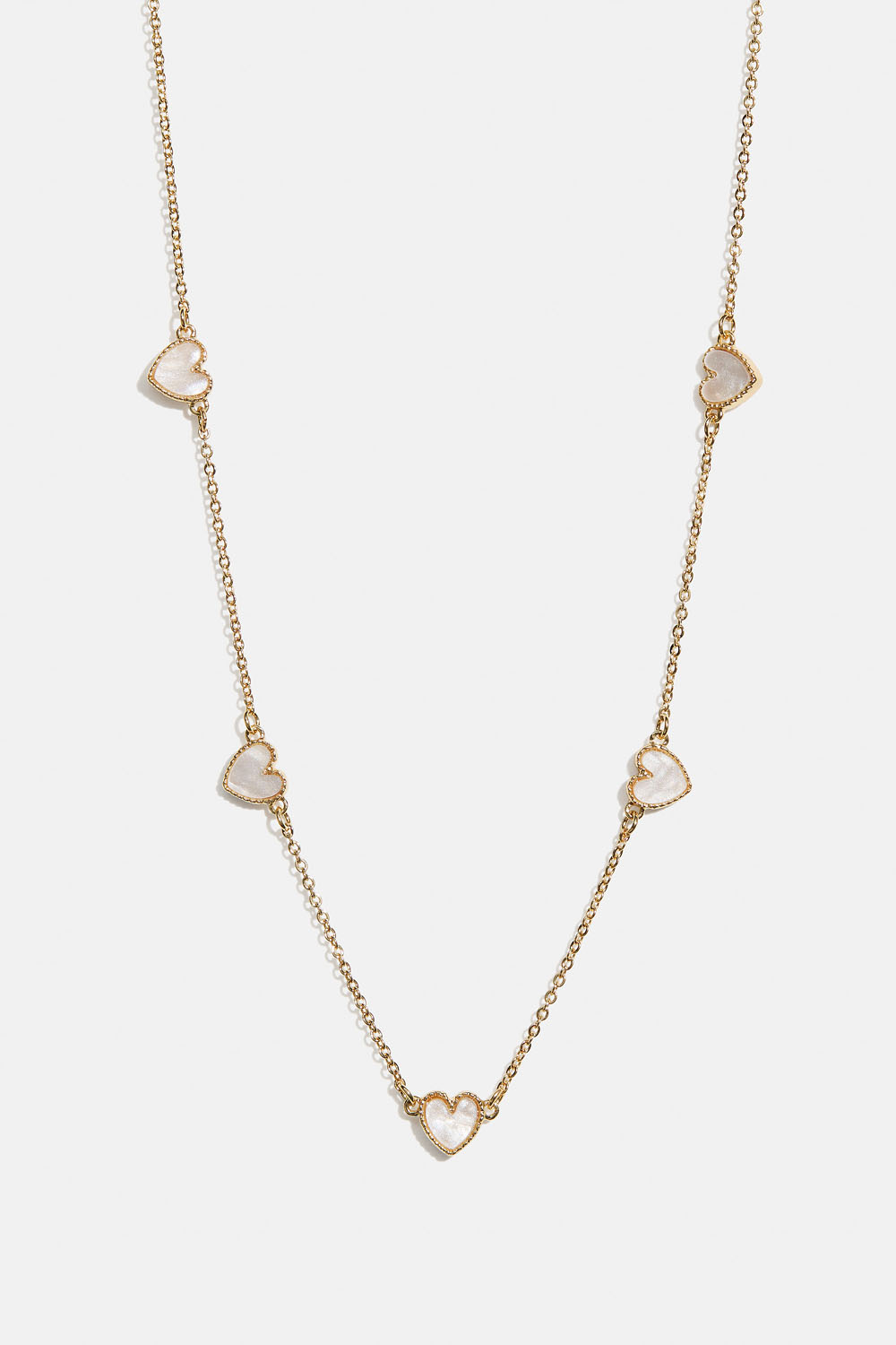 Guldfärgat halsband med vita hjärtan