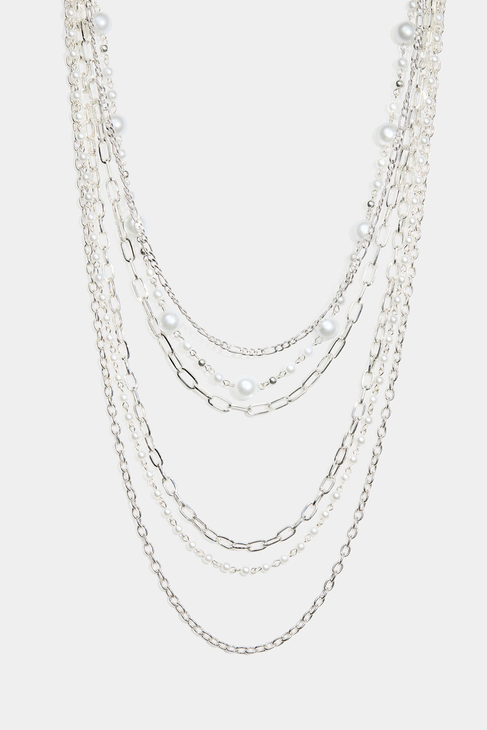 Långt halsband med pärlor och olika kedjor