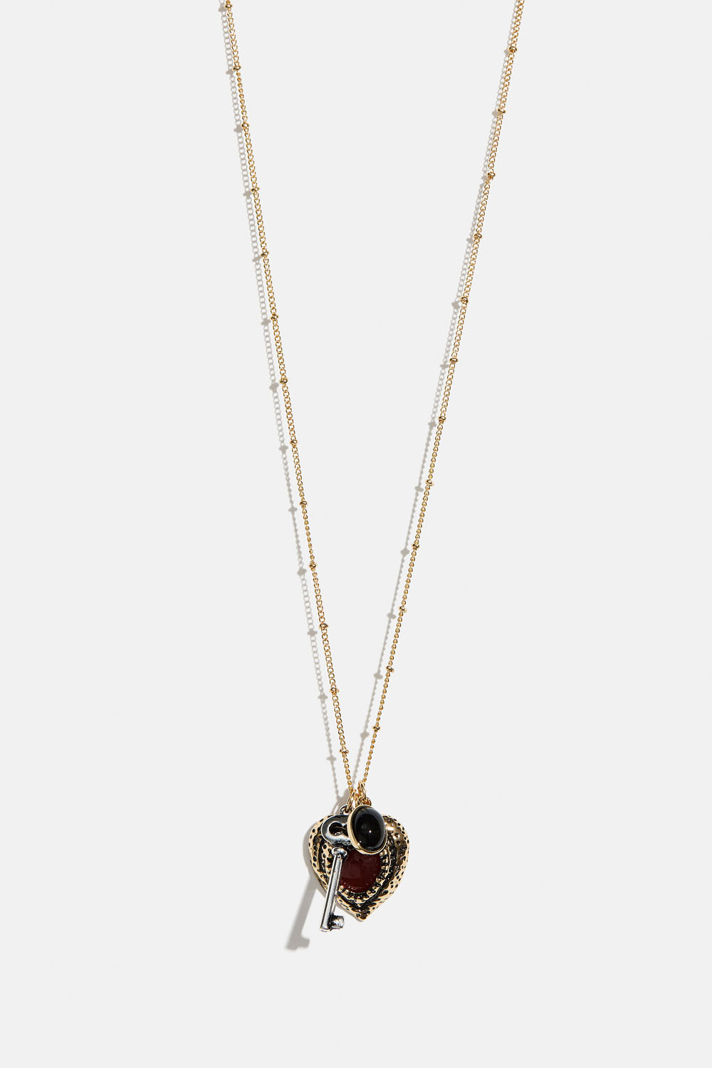 Långt halsband med hjärt-och nyckelberlocker