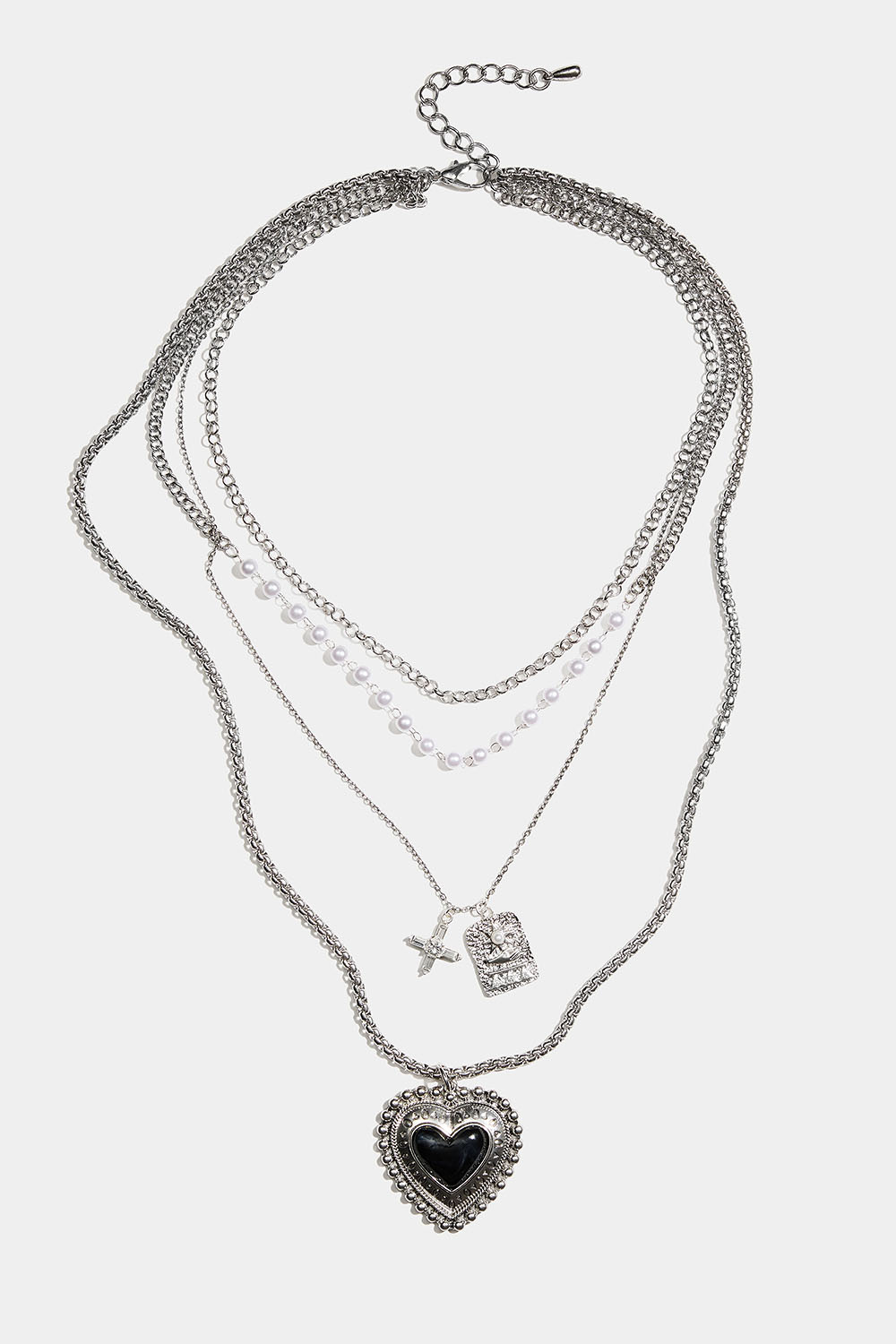 Långt halsband med hjärta och olika kedjor
