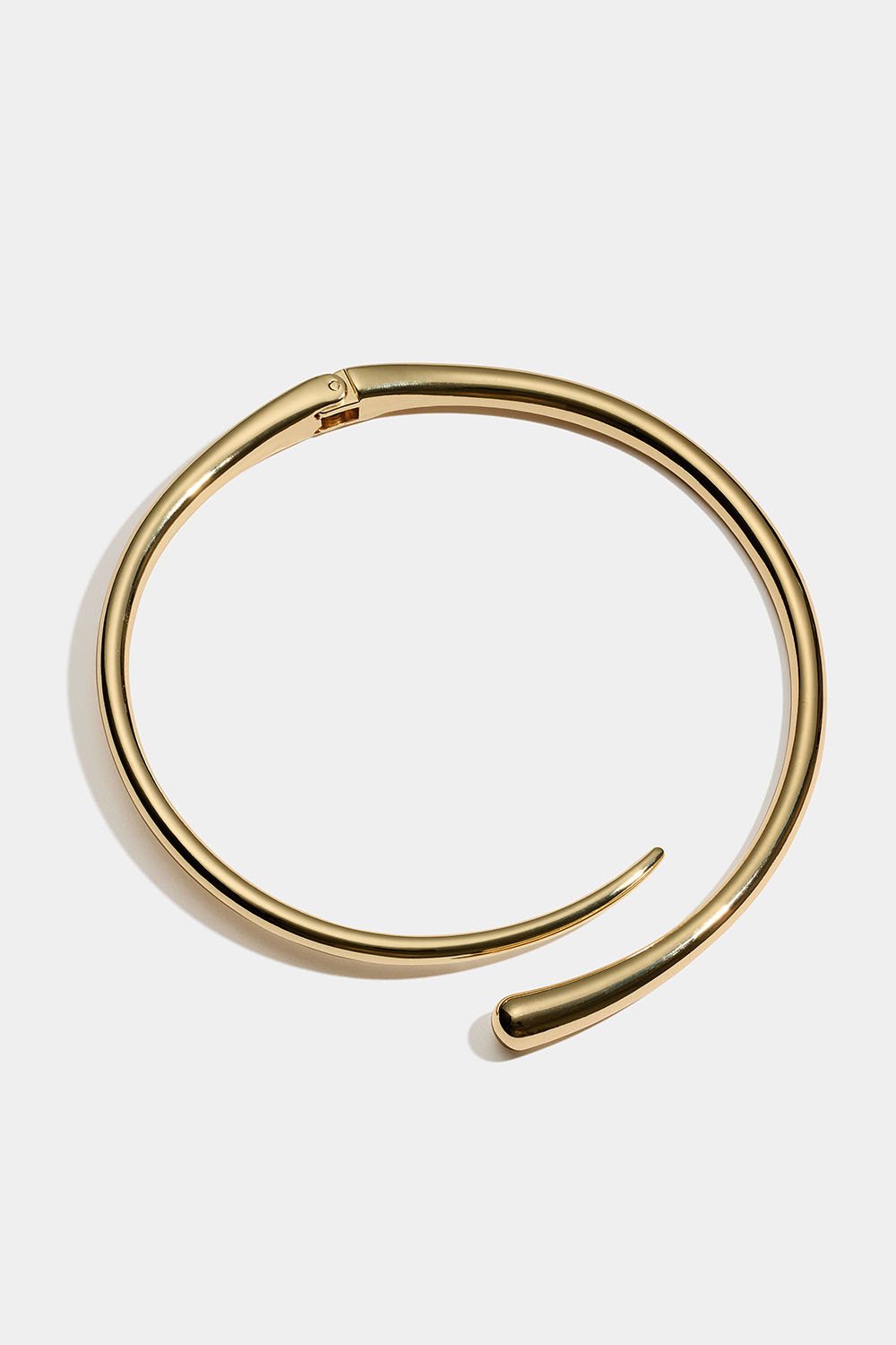 Guldfärgat stelt halsband med spetsdesign