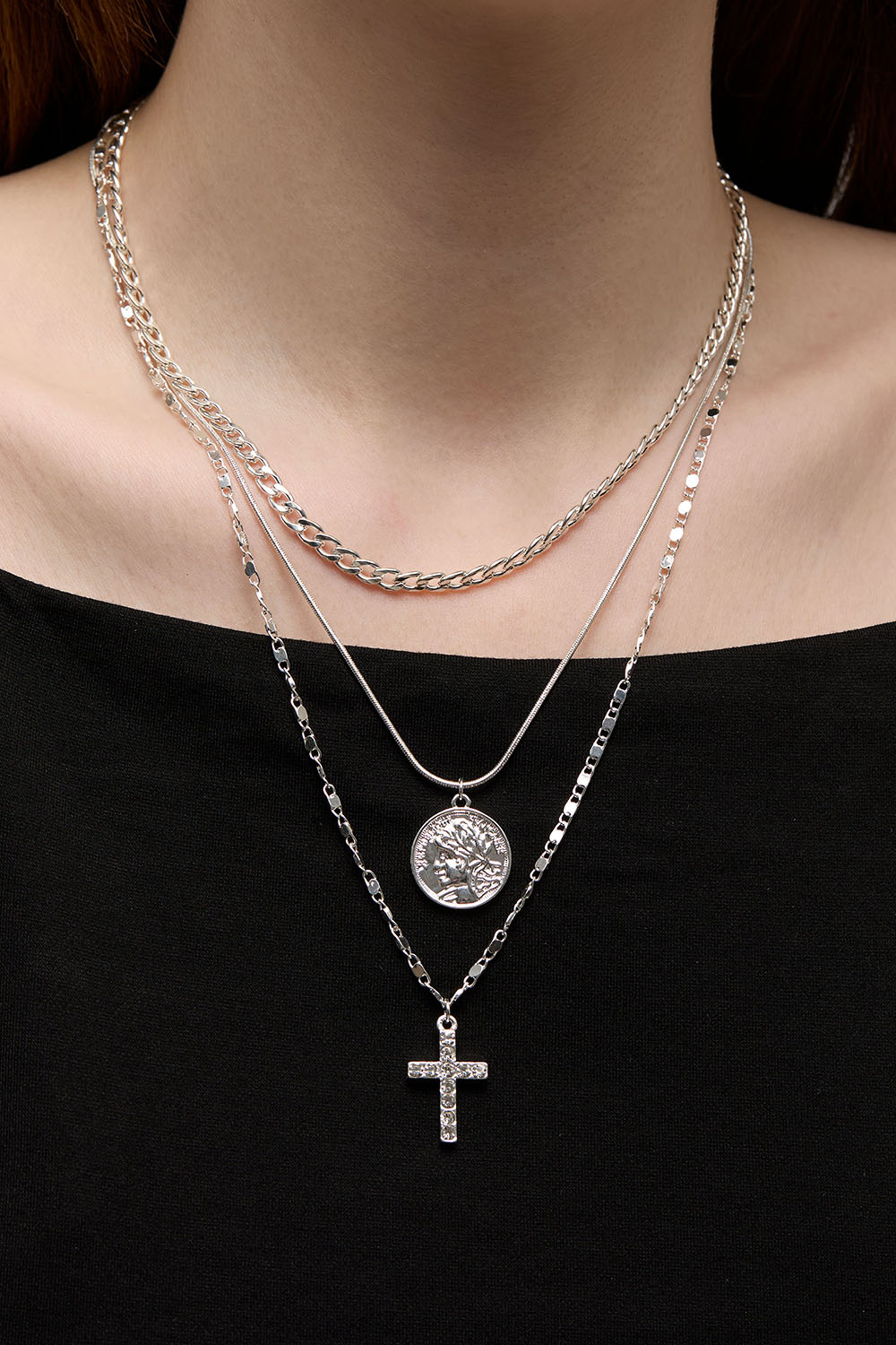 Trippelhalsband med kors och mynt