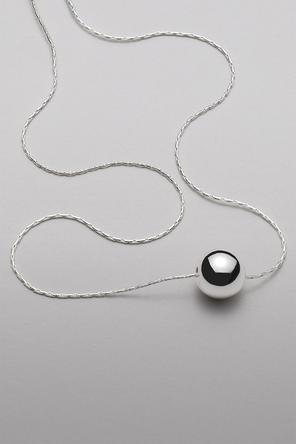 Halsband med rund kedja och silvrig pärla