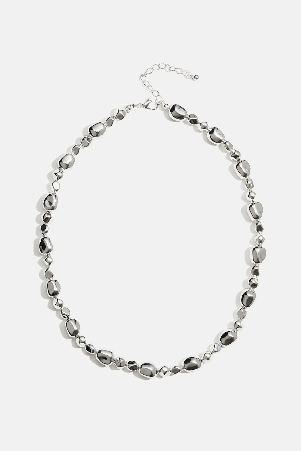 Halsband med silverfärgade pärlor i organisk design