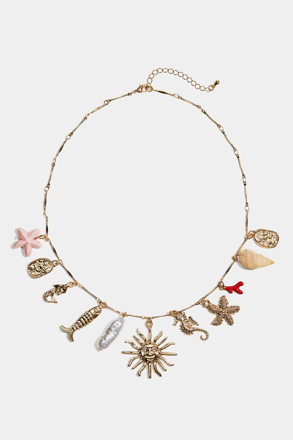 Halsband med olika hängen i havsmotiv