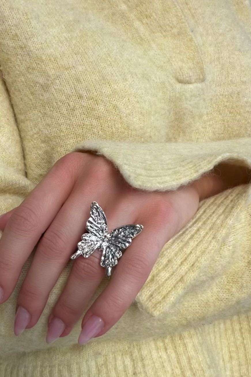 Ring med fjäril i hamrad design