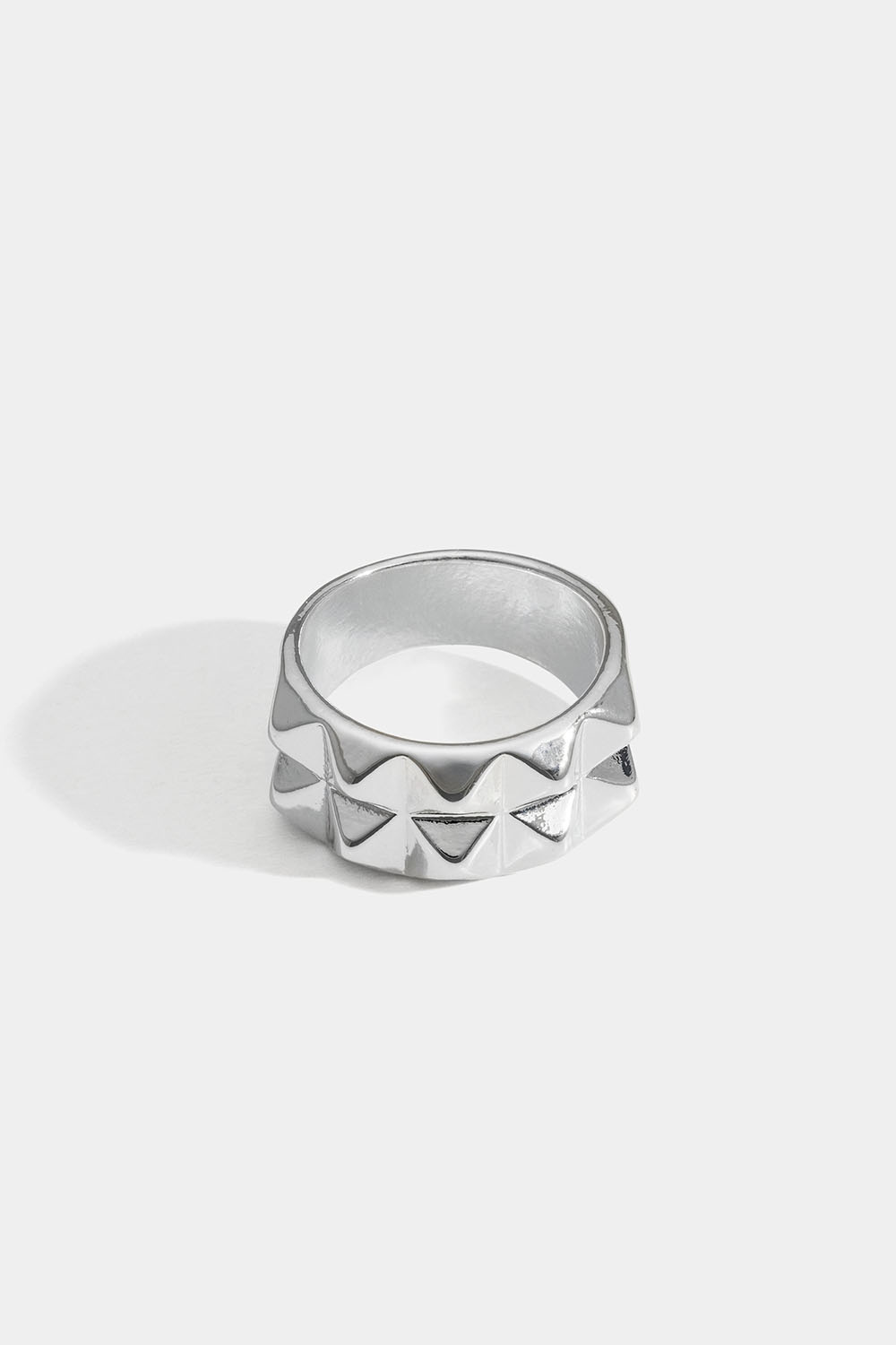 Silverfärgad ring med nitar