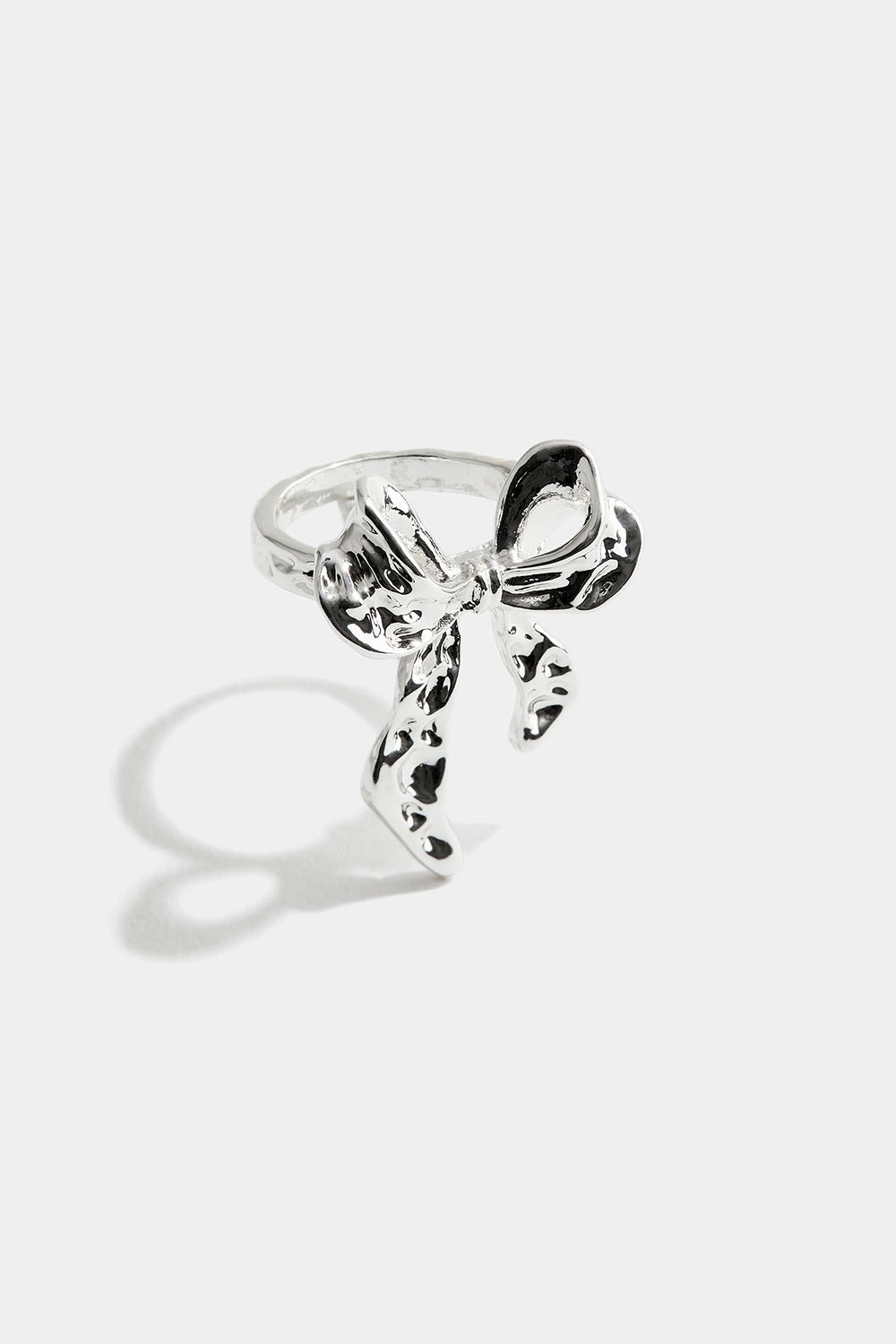 Ring med hamrad rosett