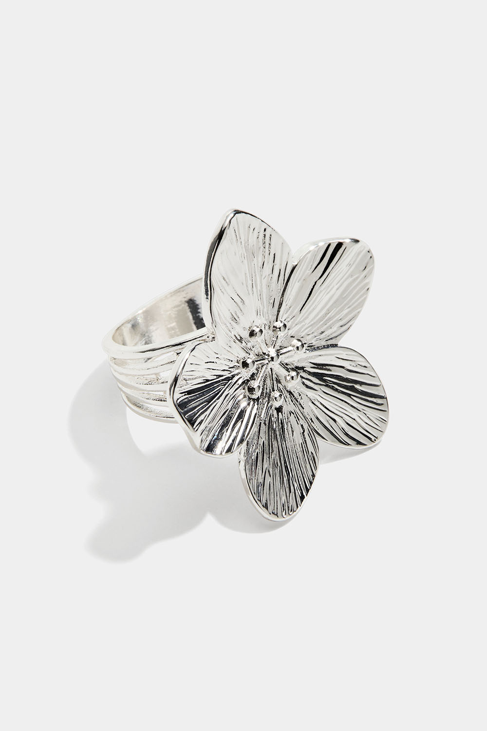 Ring med stor sommarblomma