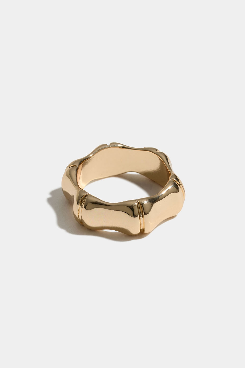 Guldfärgad ring med rundad design