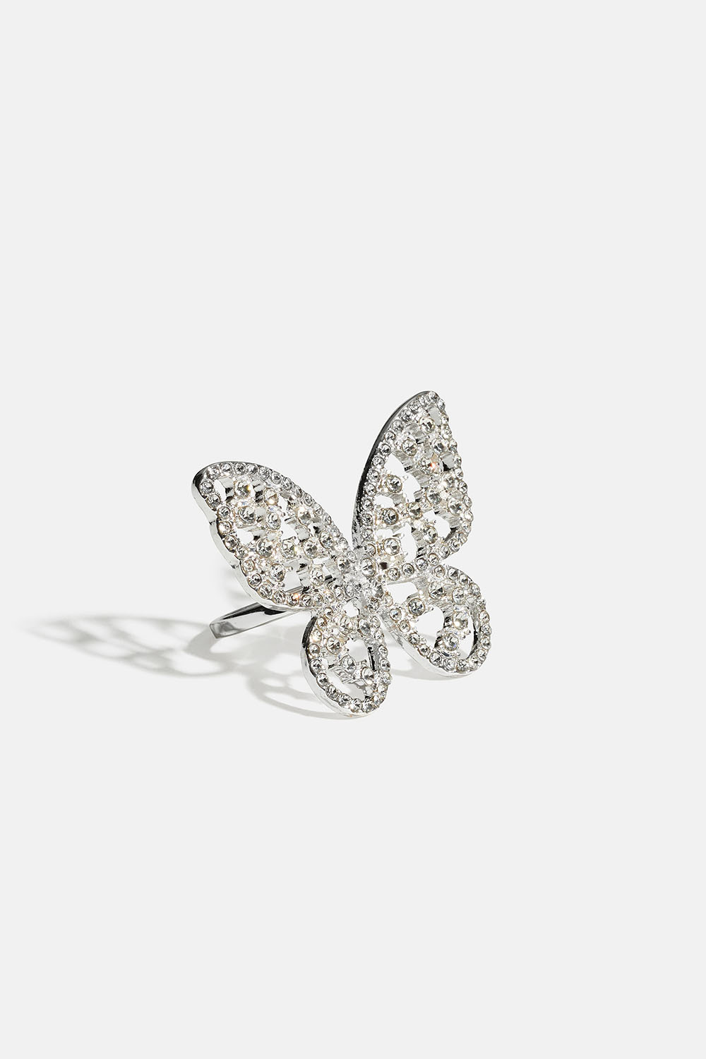 Ring med stor fjäril och glasstenar